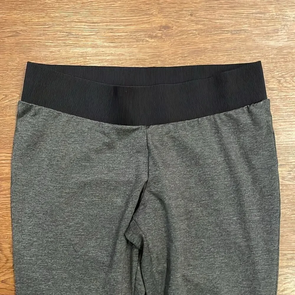 UNDER ARMOUR Gray and Black Mixed Material Athletic Leggings Size M